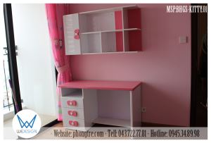 Bàn học Hello Kitty có giá sách treo tường