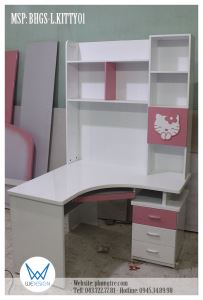 Bàn học chữ L liền giá sách trang trí Hello Kitty