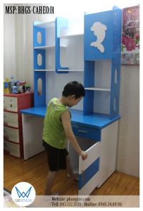 Bàn học tiểu học liền giá sách trang trí cá heo