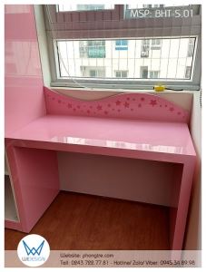 Bàn học chân hộp có vách chặn trang trí dải sao màu hồng