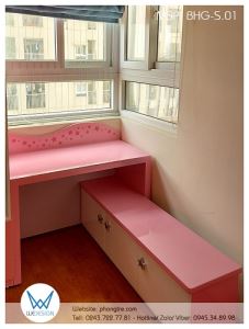 Bàn học góc trang trí dải ngân hà màu hồng