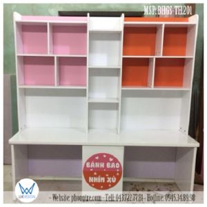 Bàn học đôi trang trí tên và sắc màu yêu thích của 2 bé