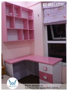 Bàn học góc có giá sách treo tường tay nắm Hello Kitty