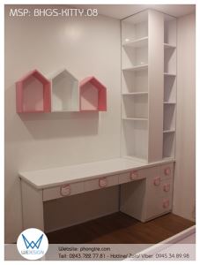 Bàn học Kitty có kệ sách ngôi nhà và kệ sách ốp cột