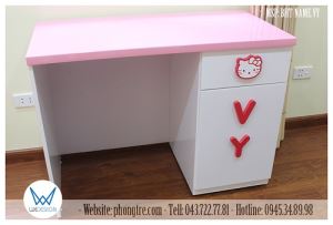 Bàn học trang trí tên bé Vy và Hello Kitty