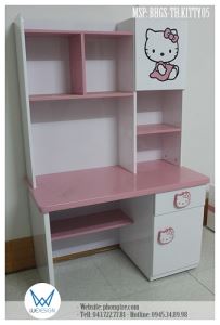 Bàn học tiểu học trang trí Hello Kitty mặc váy hồng 05