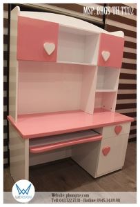 Bàn học tiểu học liền giá sách tay nắm trái tim