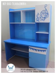 Bàn học tiểu học trang trí kỳ nghỉ hè của Doraemon