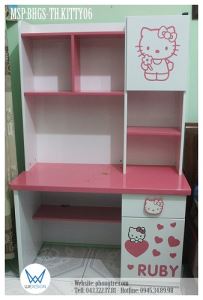 Bàn học tiểu học trang trí Hello Kitty và tên bé