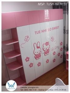 Tủ liền kệ trang trí Hello Kitty và Melody bên hoa bướm