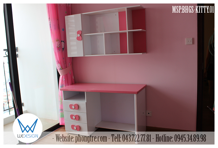 Bàn học Hello Kitty có giá sách treo tường