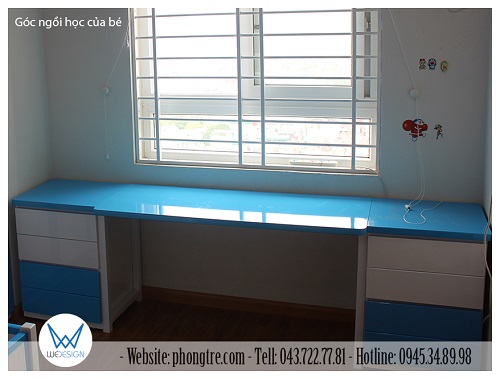 Góc ngồi học đặt áp cửa sổ của bé