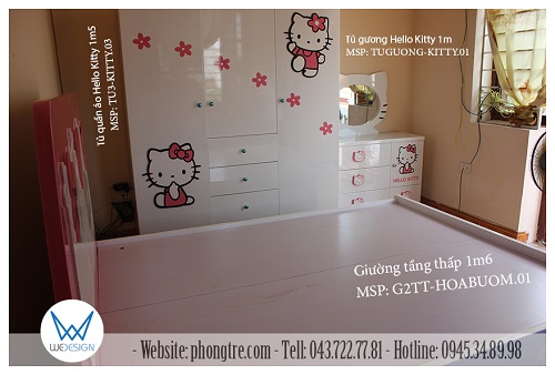 Tủ quần áo và tủ gương đặt cạnh nhau ở phần cạnh lối đi vào giường